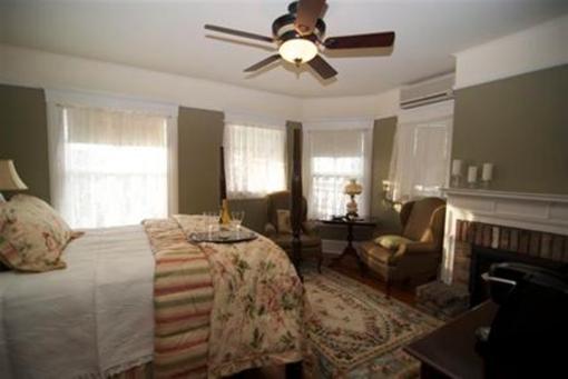 фото отеля Pine Bush House Bed & Breakfast