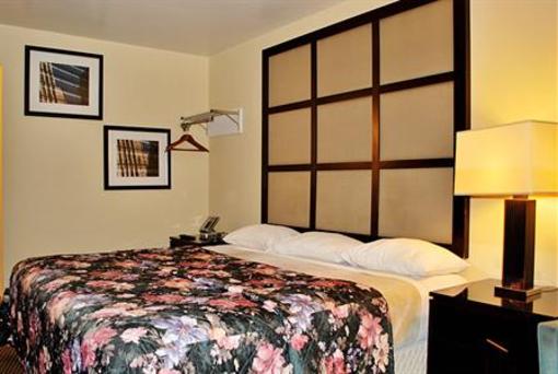 фото отеля Relax Inn Watertown