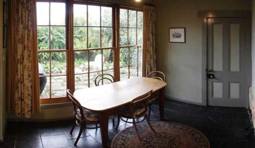 фото отеля Barrack Street Colonial Cottage Hobart