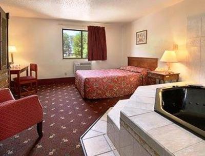 фото отеля Super 8 Waldorf