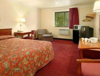 фото отеля Super 8 Waldorf