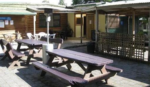 фото отеля Strahan Backpackers YHA