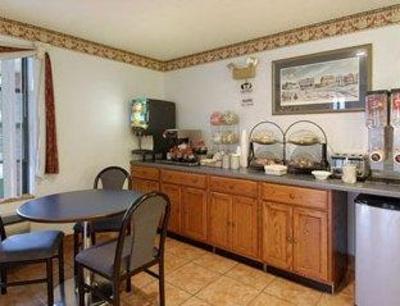 фото отеля Super 8 Motel Lee / Berkshires / Outlet Area