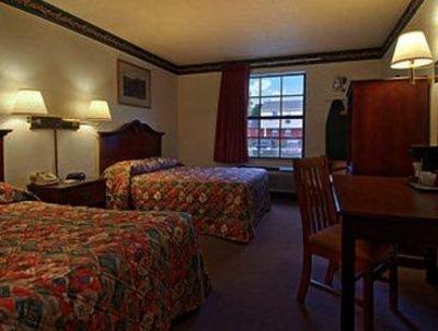 фото отеля Super 8 Motel Lee / Berkshires / Outlet Area