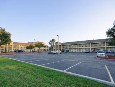 фото отеля Days Inn and Suites Huntsville (Texas)