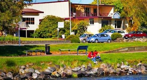 фото отеля Te Anau Lakefront Backpackers