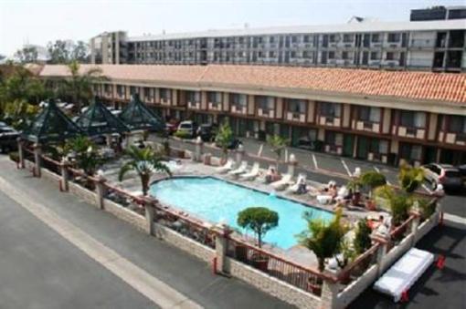 фото отеля Tropicana Inn & Suites