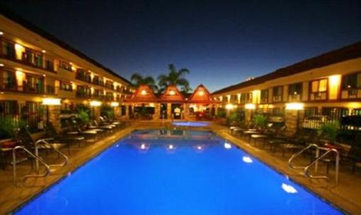 фото отеля Tropicana Inn & Suites