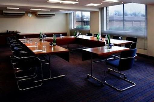 фото отеля Holiday Inn Peterborough West