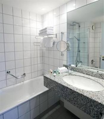 фото отеля Courtyard by Marriott Duesseldorf Hafen