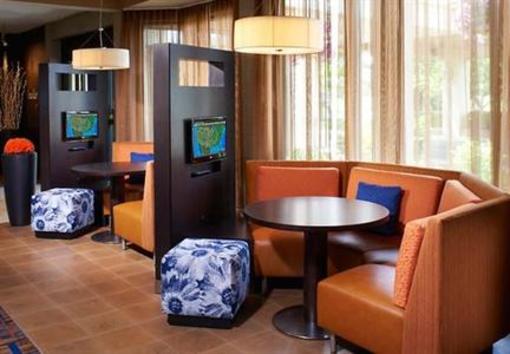фото отеля Courtyard by Marriott Detroit Dearborn