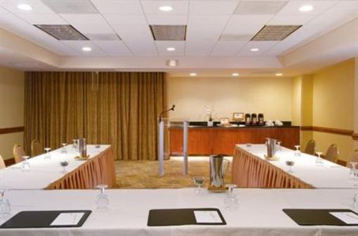 фото отеля Doubletree Carson Civic Plaza