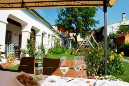 фото отеля Bauernhof Weingut Himmelbett Bohrn Herrnbaumgarten