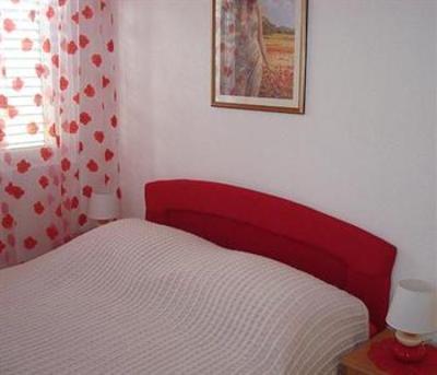 фото отеля Apartments and Rooms Dis