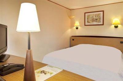 фото отеля Campanile Hotel Senlis