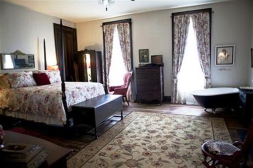 фото отеля 1818 Main Street Bed and Breakfast