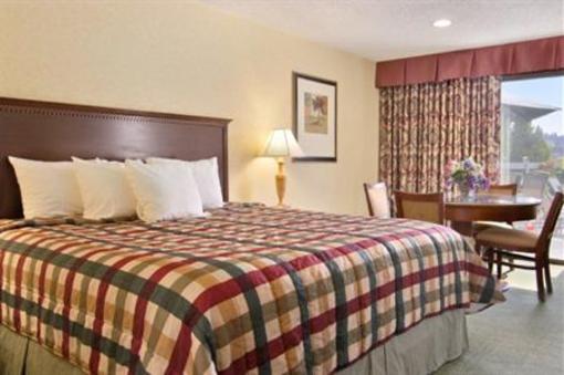фото отеля Red Lion River Inn