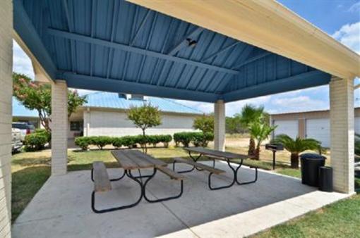 фото отеля Best Western Regency Inn & Suites Gonzales (Texas)