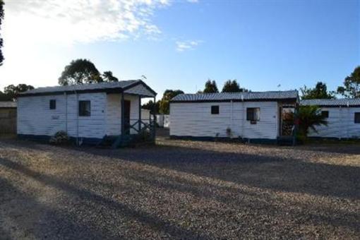 фото отеля Strahan Holiday Park Cabins