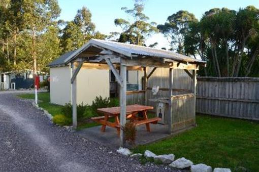 фото отеля Strahan Holiday Park Cabins