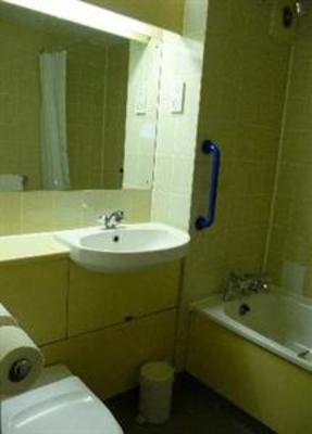 фото отеля Travelodge Edinburgh Dreghorn