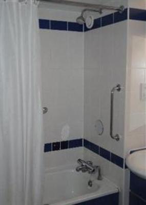 фото отеля Travelodge Edinburgh Dreghorn