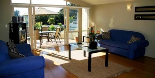 фото отеля Onetangi Beach Apartments