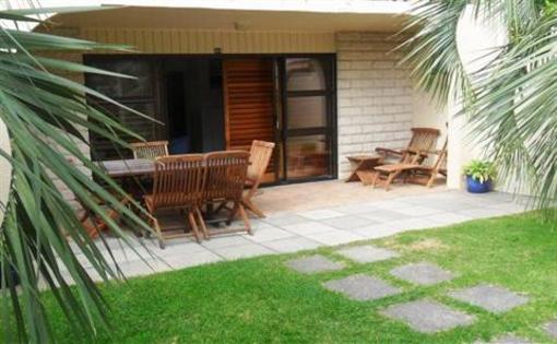 фото отеля Onetangi Beach Apartments