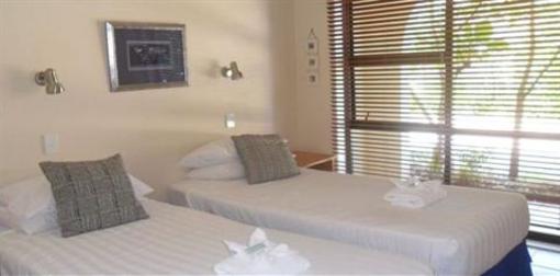 фото отеля Onetangi Beach Apartments