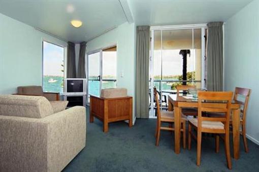 фото отеля Bucklands Beach Waterfront Motel