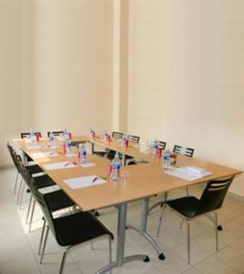 фото отеля Residhome Appart Hotel Le Carre D'Or Prevessin-Moens