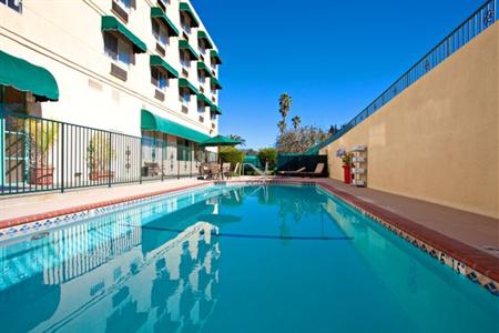 фото отеля Holiday Inn Express Hotel & Suites Pasadena-Colorado Blvd.