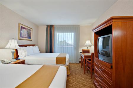 фото отеля Holiday Inn Express Hotel & Suites Pasadena-Colorado Blvd.