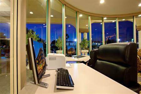 фото отеля Holiday Inn Express Hotel & Suites Pasadena-Colorado Blvd.