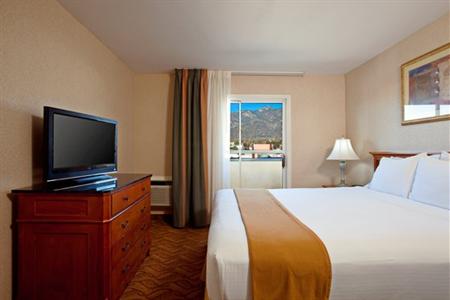 фото отеля Holiday Inn Express Hotel & Suites Pasadena-Colorado Blvd.