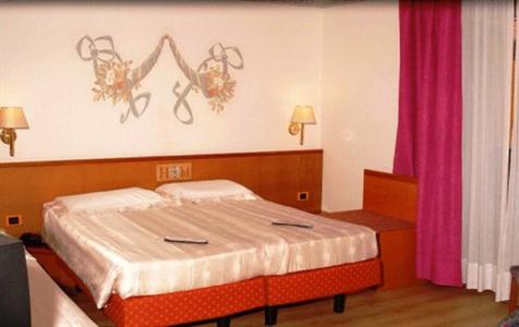 фото отеля Hotel Medil Campitello di Fassa