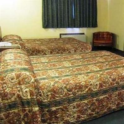фото отеля Lacombe Motor Inn