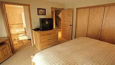 фото отеля Canadian Mountain Lodging at Kicking Horse Mountain Resort