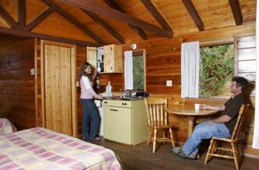 фото отеля Mount Robson Lodge & Robson Shadows Campground
