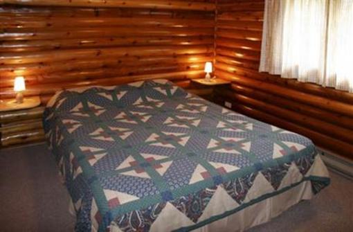 фото отеля Mount Robson Lodge & Robson Shadows Campground