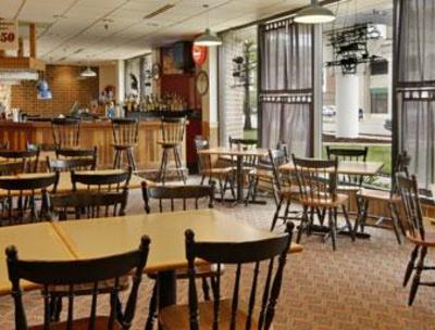 фото отеля Ramada Hotel Waterloo (Iowa)