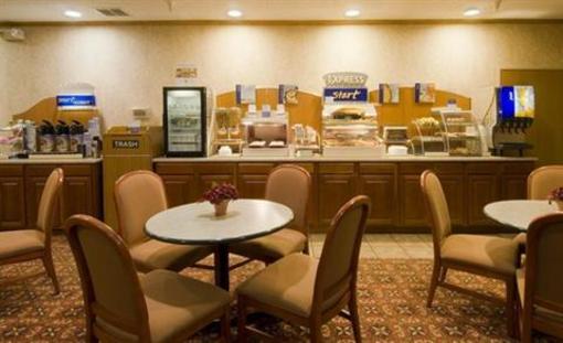фото отеля Holiday Inn Express Adrian