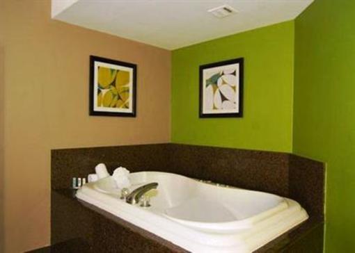 фото отеля Quality Inn & Suites Sulphur