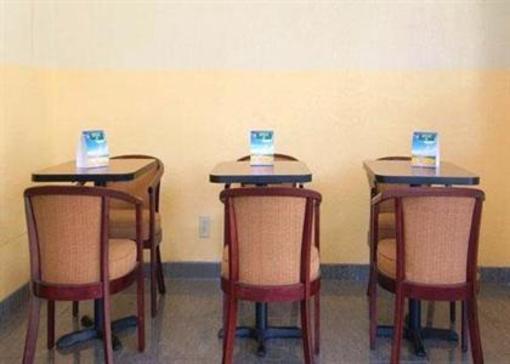 фото отеля Econo Lodge Inn And Suites Fort Lauderdale