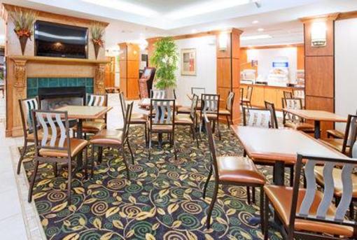 фото отеля Holiday Inn Express Fayetteville - Ft. Bragg