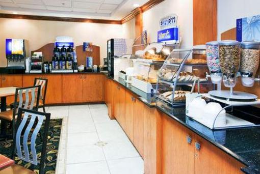 фото отеля Holiday Inn Express Fayetteville - Ft. Bragg