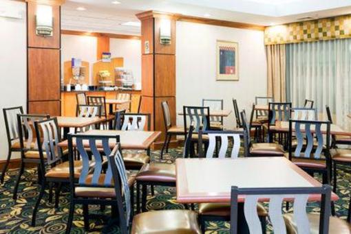 фото отеля Holiday Inn Express Fayetteville - Ft. Bragg
