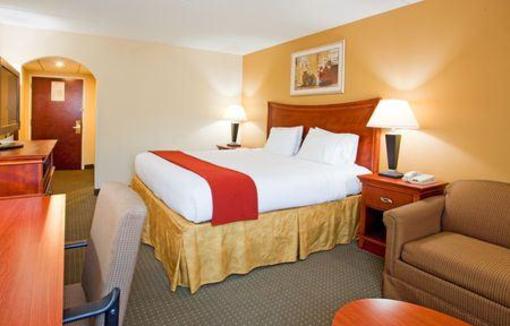 фото отеля Holiday Inn Express Fayetteville - Ft. Bragg