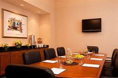 фото отеля Embassy Suites Boston Logan Airport