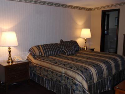 фото отеля Chalet Inn & Suites Centerport